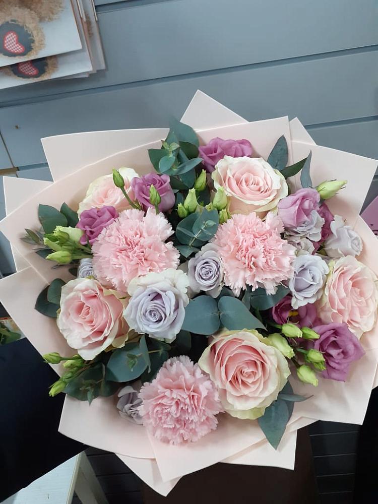 Букет цветов из: Розы, Гвоздики и Лизиантусы в Тургенево